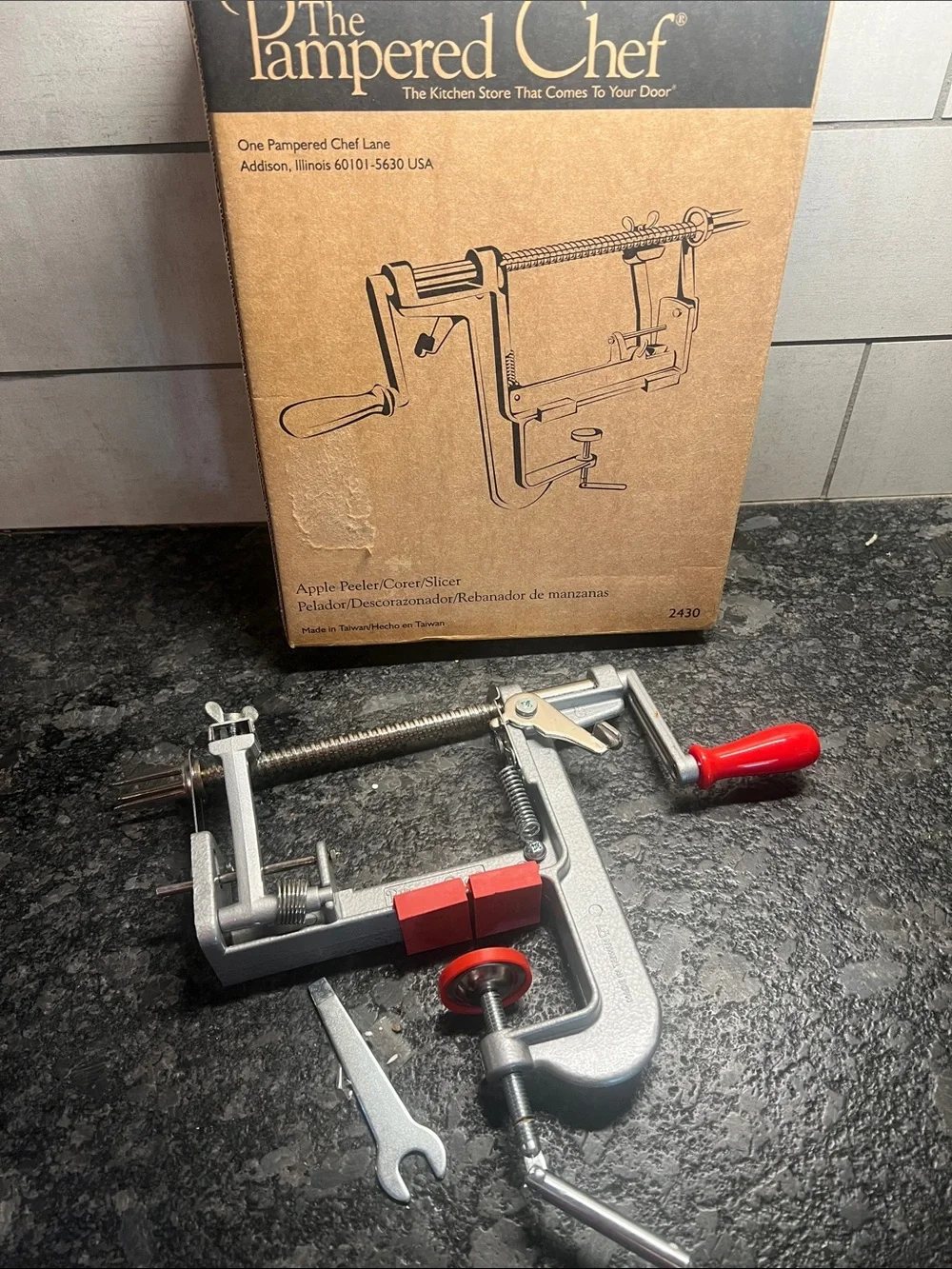 Pampered Chef Apple Peeler Corer Slicer. For pies, crumbles Make slices for kids